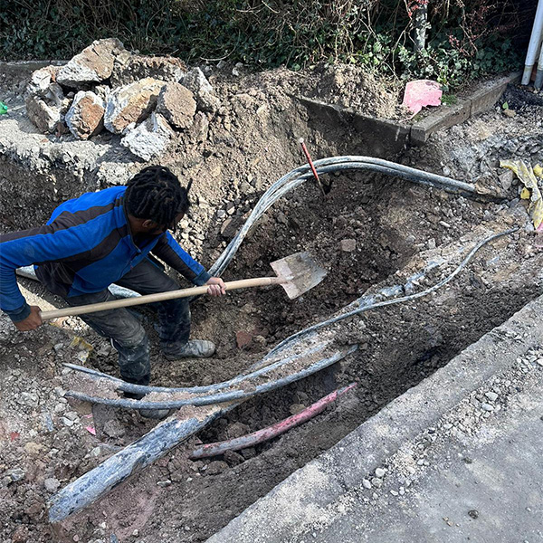 Freilegen vorhandener Rohre und Kabel